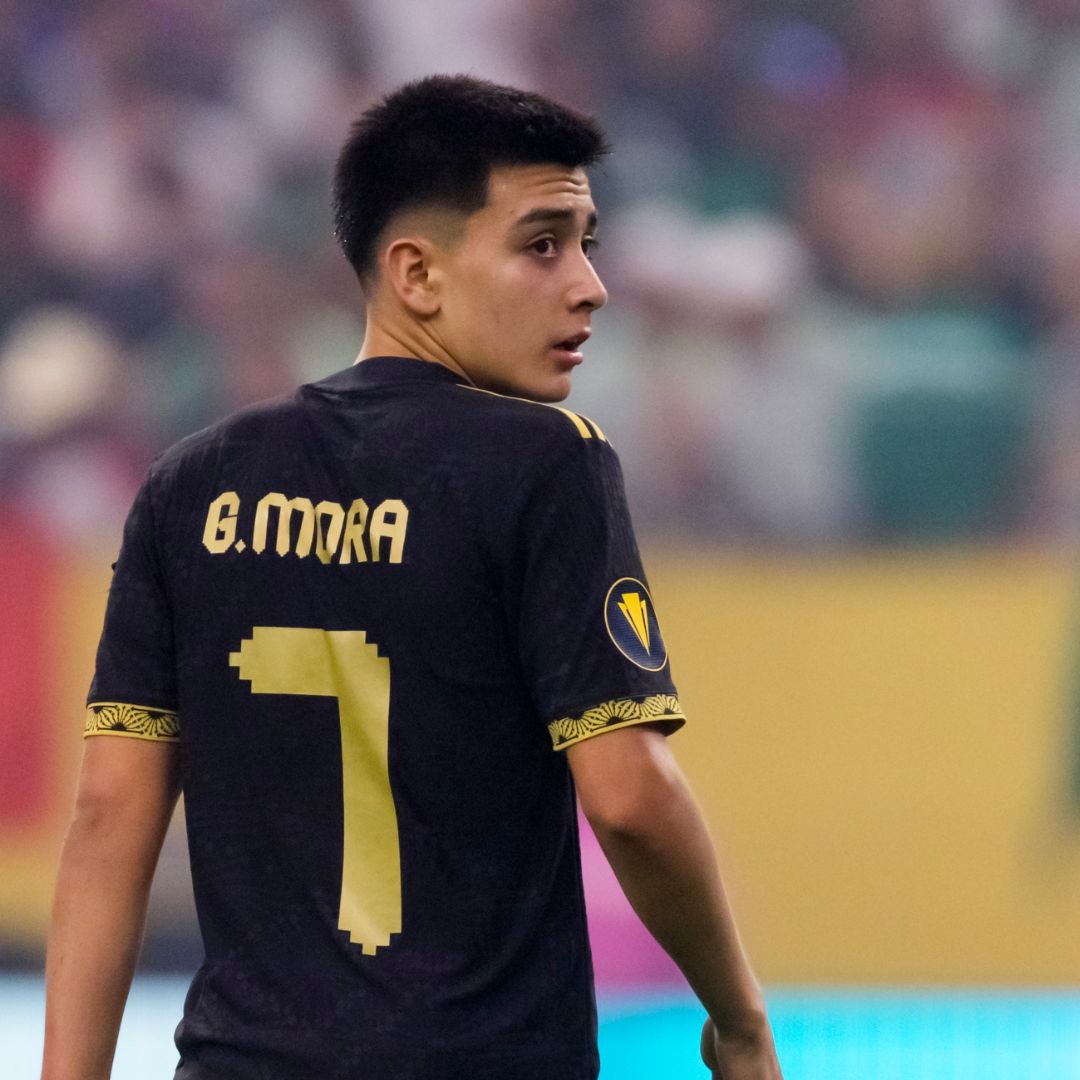 Gilberto Mora durante un partido con la Selección Mexicana